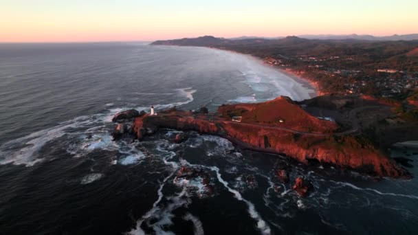 Gün Batımında Destansı Deniz Feneri Çarpışan Dalgalar Kayalıklar Dağlar Görüntüleri — Stok video