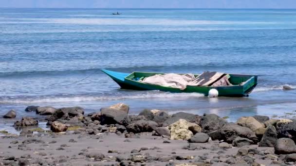 Een Traditionele Visserskano Boot Drijvend Het Ondiepe Met Zachte Golven — Stockvideo
