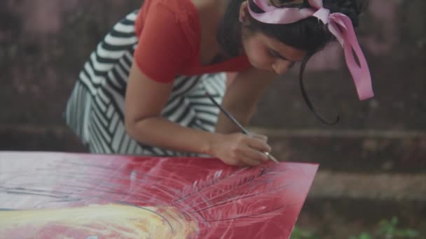 Slow Motion Panning Shot Wykwalifikowanego Indyjskiego Artysty Stylowym Stroju Czerwoną — Wideo stockowe