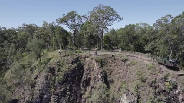 Mulher Wallaman Falls Lookout Acenando Com Mãos Girringun National Park — Vídeo de Stock