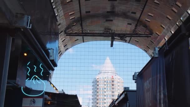 市場の屋台を歩き 上に傾いて ロッテルダムのマーカルで美しい天井画を見てください — ストック動画
