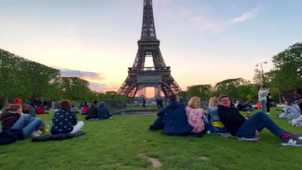 Gente Pasa Rato Champ Mars Con Torre Eiffel Fondo Atardecer — Vídeos de Stock