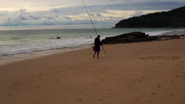 Człowiek Wędką Plaży Tajlandii — Wideo stockowe