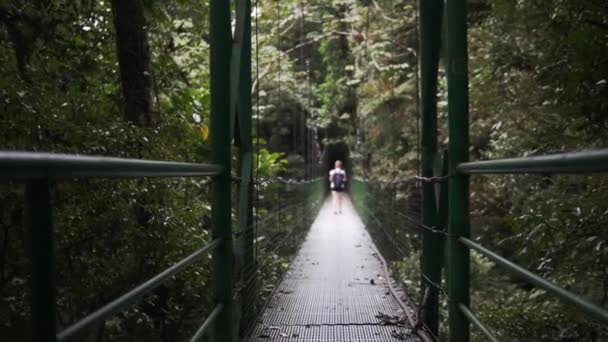 Vrouw Hangbrug Monteverde Cloudforest Costa Rica — Stockvideo