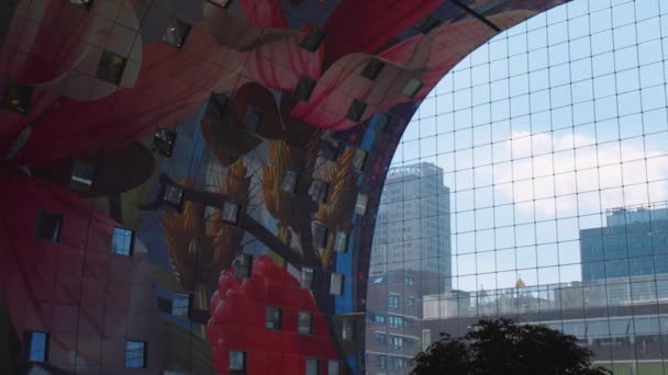 Медленный Панорамный Снимок Показывающий Панораму Роттердама Произведения Искусства Внутри Маркет — стоковое видео