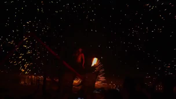 타이의 해변에서 열리는 불꽃놀이 — 비디오
