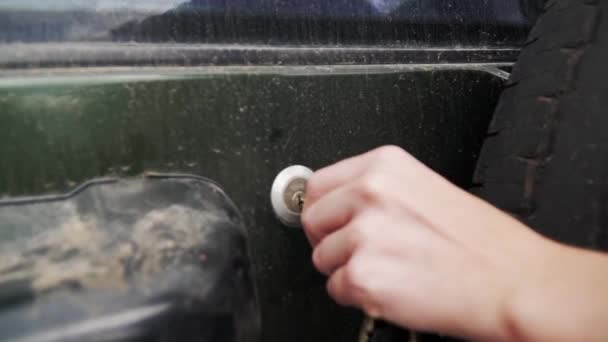 Der Versuch Einen Schmutzigen Jeep Mit Einem Kleinen Schlüssel Schließen — Stockvideo