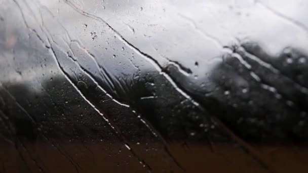 雨滴击中并滑过火车的窗户 — 图库视频影像