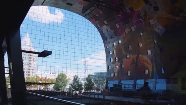 Oszałamiająca Grafika Sięgająca Podłogi Sufitu Wystawie Popularnej Hali Targowej Rotterdamie — Wideo stockowe