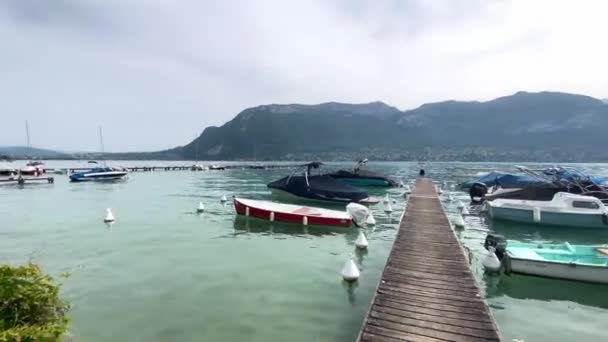 Вид Озеро Фалси Набережной Севрье Франции Пан Справа — стоковое видео