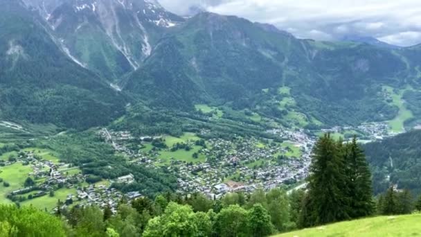 Hubschrauber Über Der Gemeinde Les Houches Der Auvergne Rhone Alpes — Stockvideo