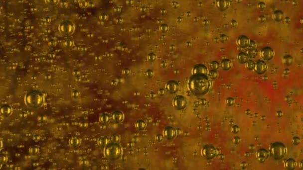 Tysiące Złotych Przezroczystych Pęcherzyków Powietrza Powoli Wzrasta Czerwonym Pomarańczowym Płynie — Wideo stockowe