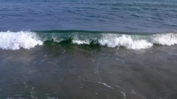 Drone Tiro Perto Ondas Colidindo Com Praia Costa Newport — Vídeo de Stock