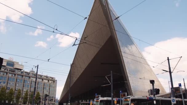Rallentatore Mezzo Colpo Tram Attesa Fuori Dalla Stazione Centrale Rotterdam — Video Stock