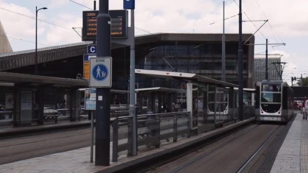 Slowmotion Handhållen Bild Spårvagn Väntar Vid Depån Centrala Rotterdam — Stockvideo