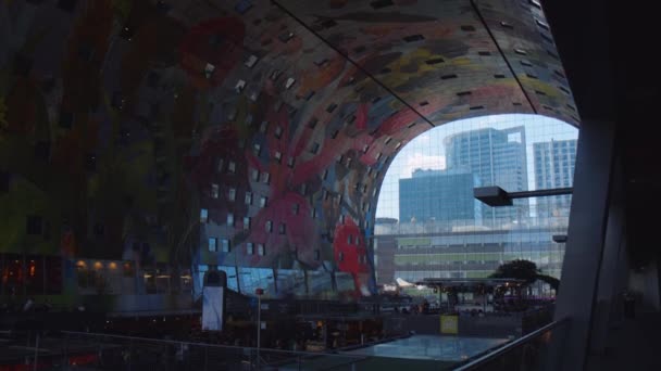 ロッテルダムのマーケットホール内の天井にある素晴らしい明るいアートワークを明らかにします — ストック動画