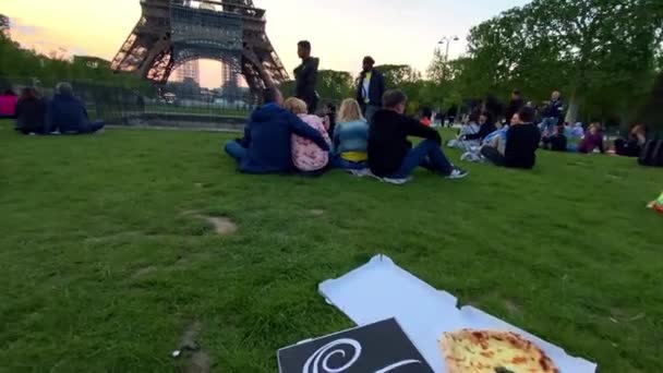People Picnicking Famous Champ Mars Eiffel Tower Paris France Sunset — Stock video