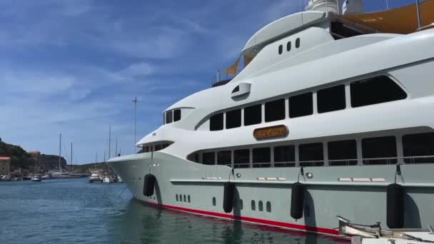 Schwenkblick Auf Die Riesige Luxusjacht Die Hafen Von Bonifacio Mit — Stockvideo