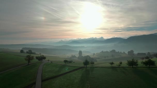 Lot Dronem Nad Polem Szwajcarii Początku Jesieni Podczas Wschodu Słońca — Wideo stockowe