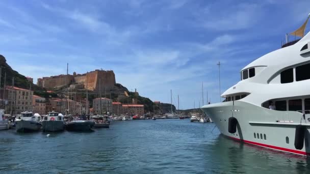 Große Luxuriöse Und Teure Jacht Die Hafen Von Bonifacio Festgemacht — Stockvideo