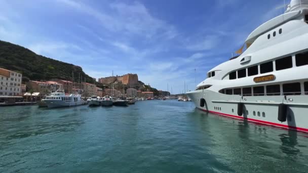 Große Luxusjacht Hafen Von Bonifacio Mit Burg Und Zitadelle Die — Stockvideo
