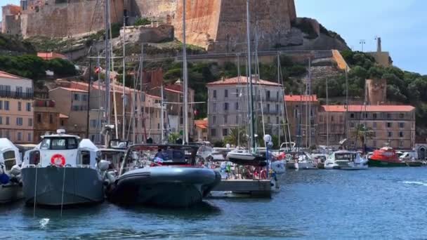 Gekippter Blick Auf Den Hafen Von Bonifacio Mit Festgemachten Segelbooten — Stockvideo