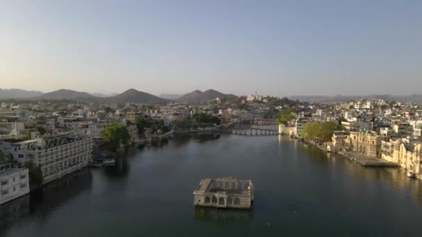 インドのラジャスタン州の湖の都市ウダイプールの4 K空中ショット シティパレス60Fpsのスローモーション — ストック動画