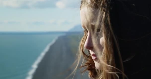 Caucasica Adolescente Guardando Orizzonte Una Spiaggia Sabbia Nera Islanda — Video Stock
