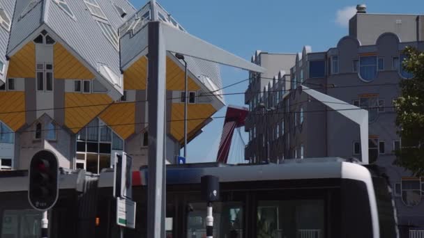 Tramvaj Pomalu Míjí Slavné Žluté Kostky Domů Rotterdamu Nizozemsko — Stock video