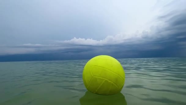 Perspectiva Superficie Agua Ángulo Bajo Bola Voleyball Amarillo Perdido Cerca — Vídeos de Stock