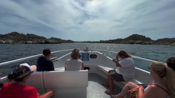 Fpv Pov Van Toeristische Boot Boog Met Toeristische Passagiers Aan — Stockvideo