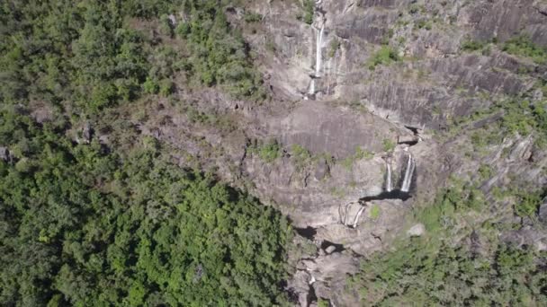 澳大利亚昆士兰州帕尔马山脉国家公园Jourama瀑布的纪念性瀑布 无人驾驶飞机发射 — 图库视频影像