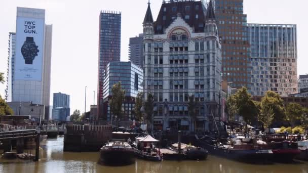 港に停泊しているボートでロッテルダムのダウンタウンの傾斜したショット 象徴的なアートのヌーボー背景にあるWitte Huisビル — ストック動画