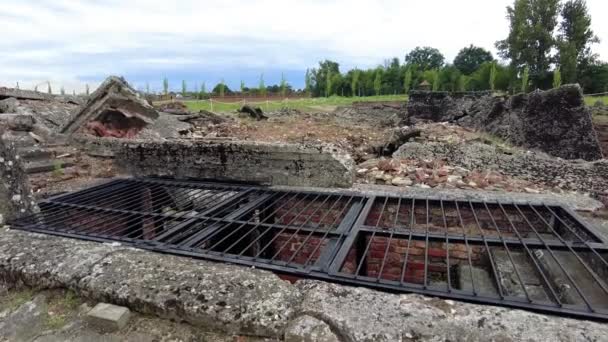 Resten Van Het Historische Gevallen Gebouw Auschwitz Birkenau Polen Sluiten — Stockvideo