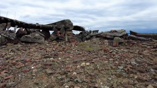 Escombros Del Edificio Ruinas Auschwitz Birkenau Polonia Tracking Shot — Vídeo de stock