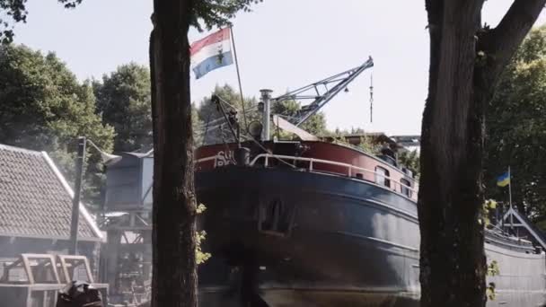 Velho Barco Ancorado Voando Bandeira Holandesa Com Fumaça Fumegante Dia — Vídeo de Stock