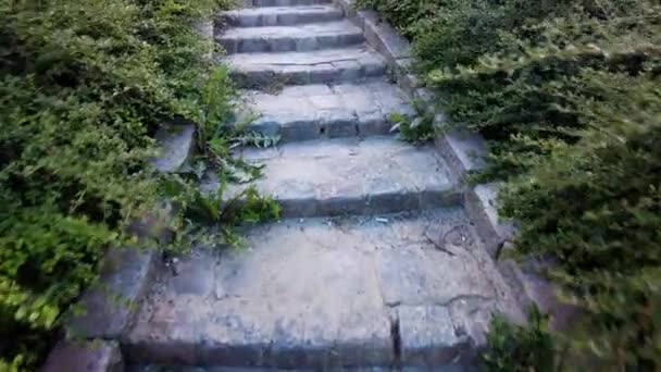 ポーランドのワルシャワの昼間に狭いペブルストーン階段で登る Pov — ストック動画