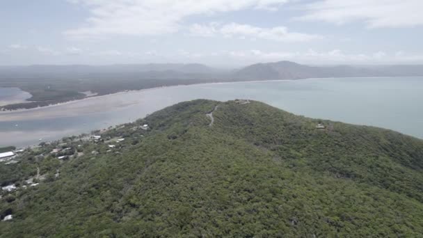 Drone Flying Grassy Hill Lookout Stunning View Coral Sea Endeavour — Vídeo de stock