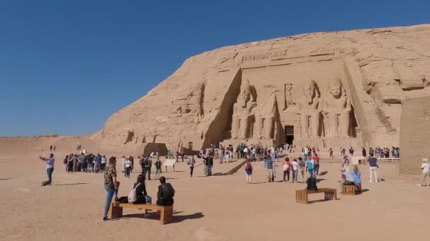 Multidões Pessoas Fora Entrada Levando Templo Abu Simbel Egito Lento — Vídeo de Stock