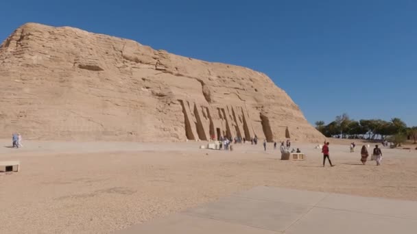 Turistas Visitantes Dos Hieróglifos Estátua Ramsés Abu Simbel Egito — Vídeo de Stock
