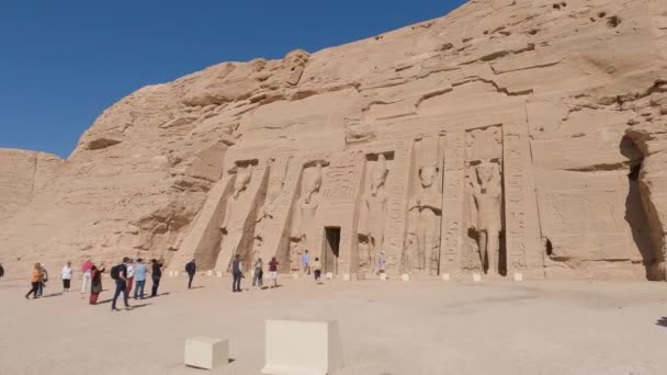 Panning Shot Van Toeristen Bewonderen Prachtige Abu Simbel Egypte — Stockvideo