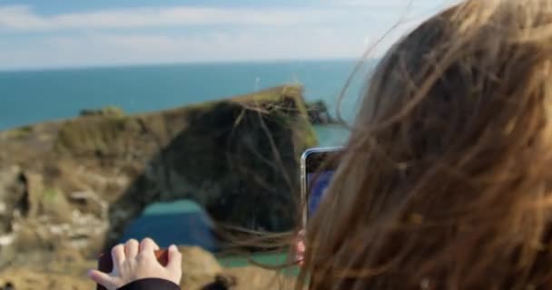 年轻的吉尔用她的手机在冰原拍下了海岸的照片 — 图库视频影像