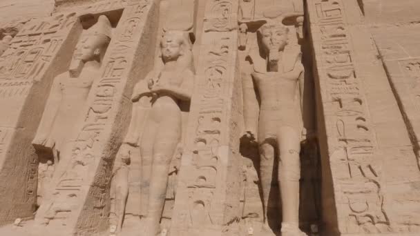 Вид Резные Статуи Фараона Иероглифы Стене Абу Симбел Египет — стоковое видео