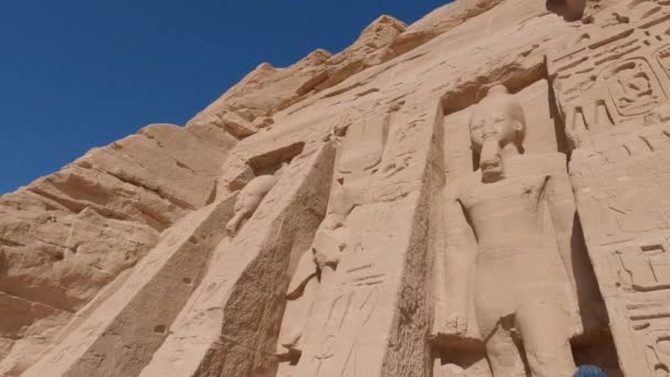 Looking Sculpted Statues Pharaohs Abu Simbel Slow Pan Right — Stock Video