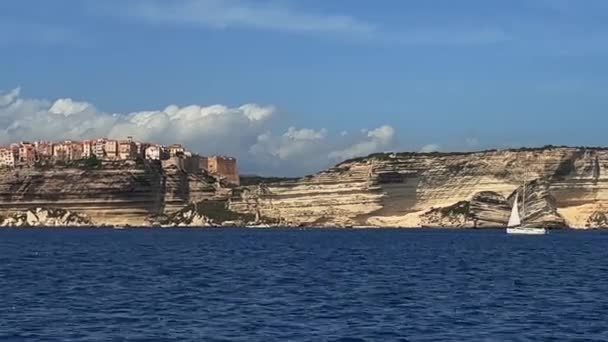 Barco Vela Navega Longo Costa Córsega Ilha Francesa Com Bonifacio — Vídeo de Stock