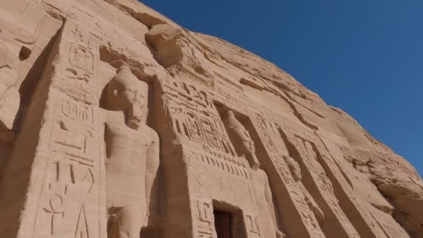 Panorámica Hacia Abajo Disparo Turista Dejando Templo Abu Simbel — Vídeo de stock