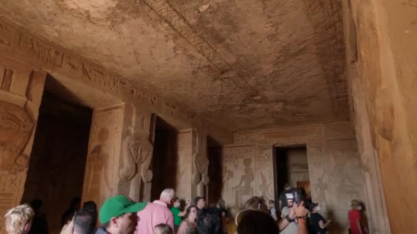 Люди Посещающие Красивые Резные Столбы Стены Храма Абу Симбел Египет — стоковое видео