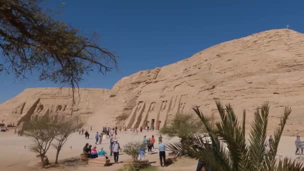 Turistas Frente Entrada Del Templo Estatuas Ramsés Templo Tallado Ladera — Vídeos de Stock