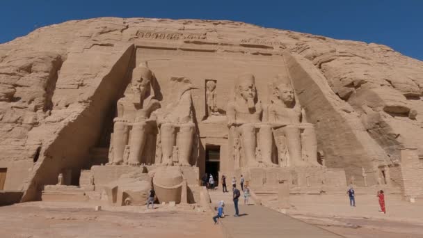 Prise Vue Main Abu Simbel Avec Les Touristes Entrant Sortant — Video