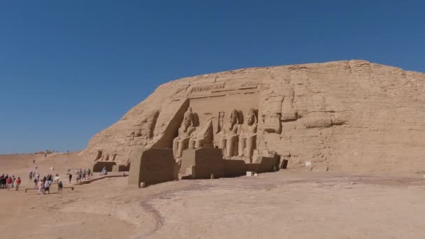 Turisteja Abu Simbelin Ulkopuolella Upeiden Ramses Patsaiden Kanssa Lukittu Leveä — kuvapankkivideo